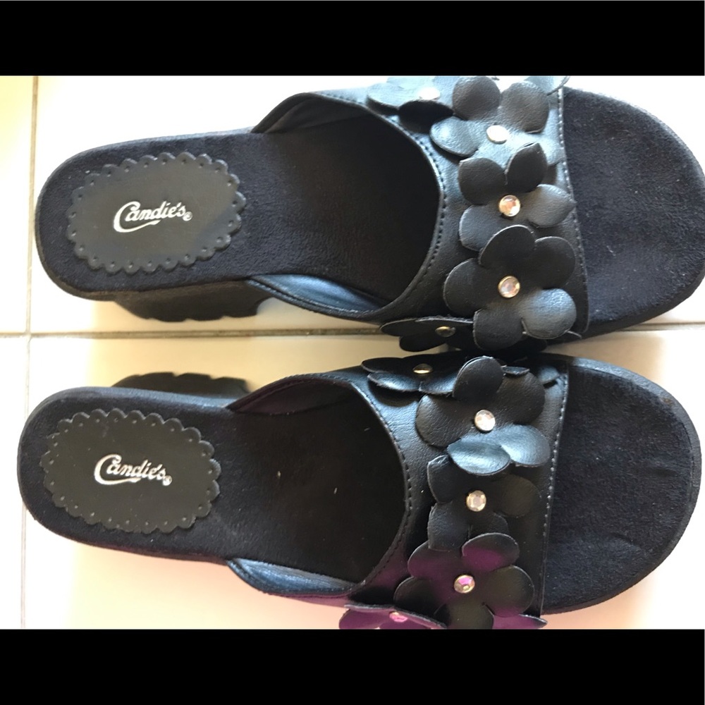 Candie’s black flowered slide sandals size 5